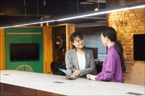 相談にのている様子